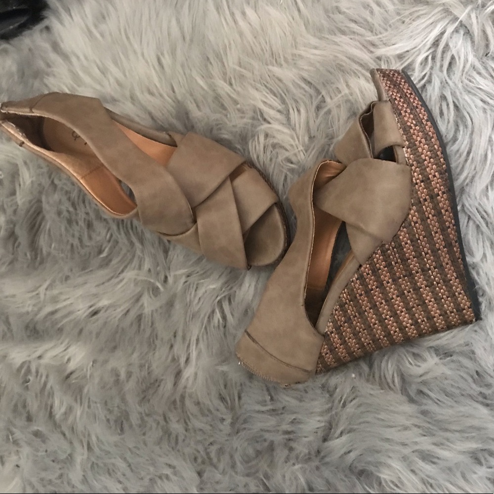 Brown/tan wedges